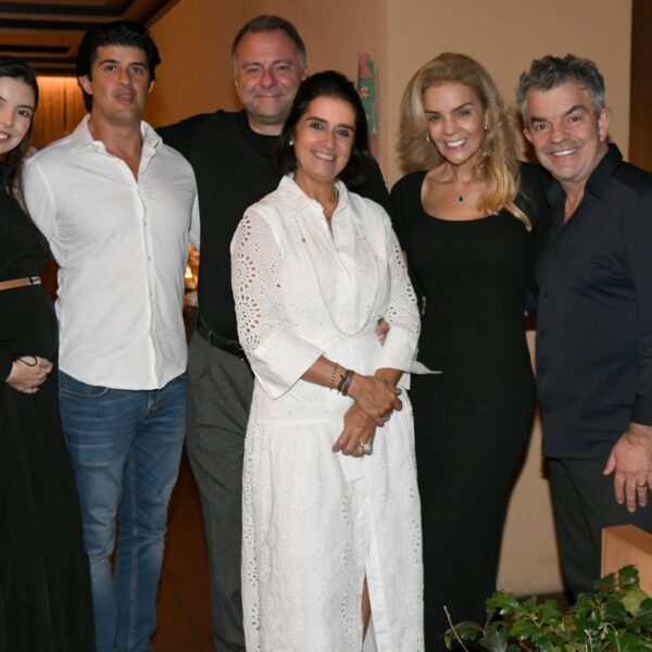 Fernanda Calfat reúne convidados em jantar que conecta fotografia, moda e hospitalidade