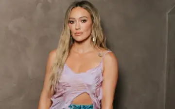 Hilary Duff lança EP de Natal 24 anos depois de Santa Claus Lane