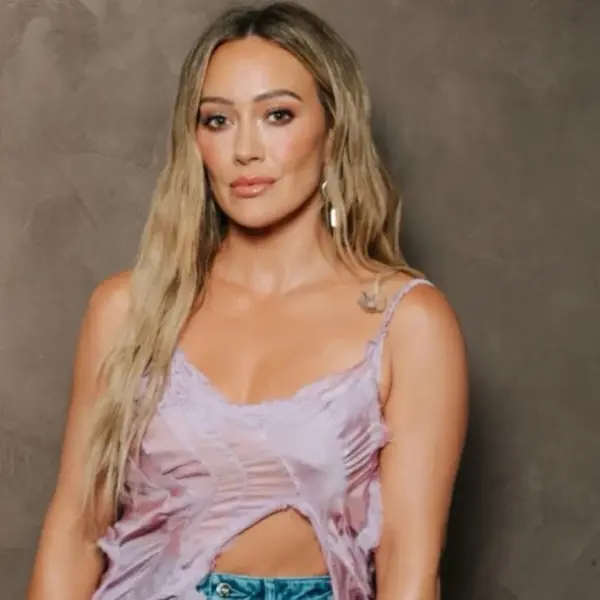 Hilary Duff lança EP de Natal 24 anos depois de Santa Claus Lane