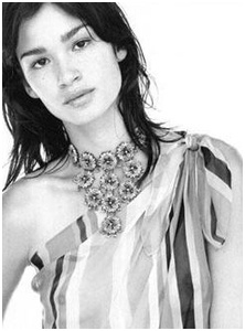 Caroline Ribeiro abre o livro para o Glamurama