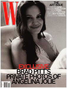 Angelina Jolie amamentando na capa da W