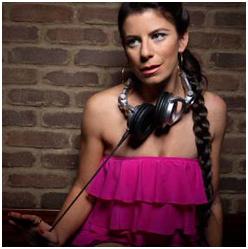 A deejay Michelle Pesce comanda festa da 7 For All Mankind