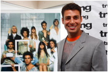 Cauã Reymond faz a prova de roupa para o desfile da TNG