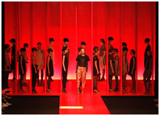 Maria Bonita desfila uma coleção que une rock e realeza