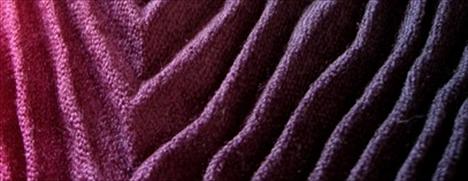 Flavia Lafer mostra diferentes formas de usar um dos acessórios mais charmosos da temporada