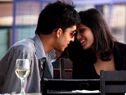 Os atores indianos Freida Pinto e Dev Patel estão juntos