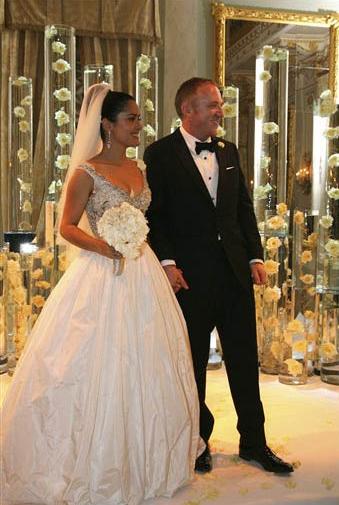 Veja Salma Hayek vestida de noiva em seu casamento