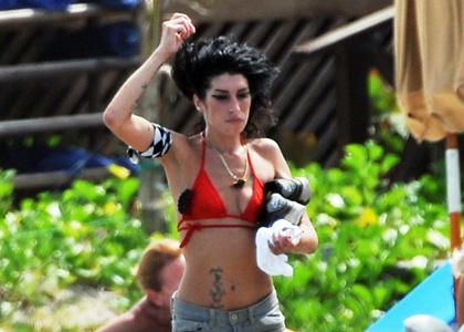 Amy Winehouse volta aos palcos