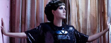 Daniela De Carli protagoniza ensaio de moda para o site OnSpeed