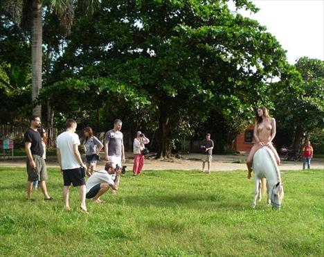 Veja Terry Richardson fazendo o calendário da Pirelli em Trancoso