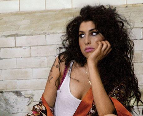Amy Winehouse substitui o vício das drogas pelo álcool