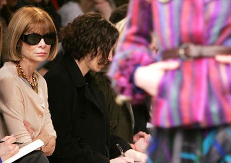 Anna Wintour diz que óculos escuros são sua armadura