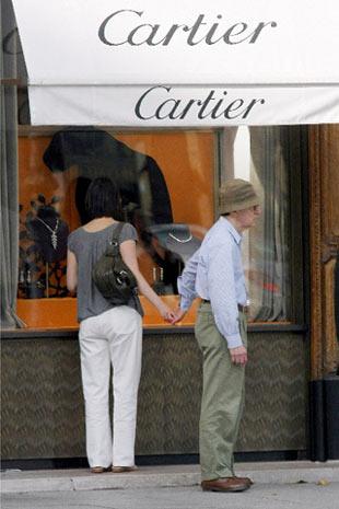 Woody Allen passeia com a mulher em Paris