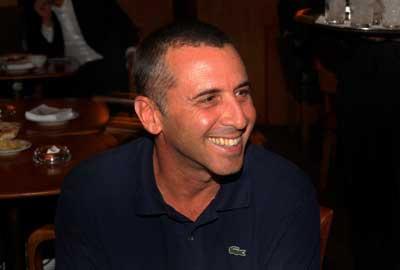 Celso Loducca está se divertindo com o filho, apresentando as músicas q ele mais gosta