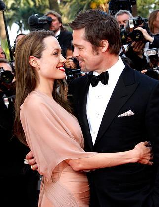 Angelina Jolie conta que não consegue ficar sozinha com Brad Pitt.