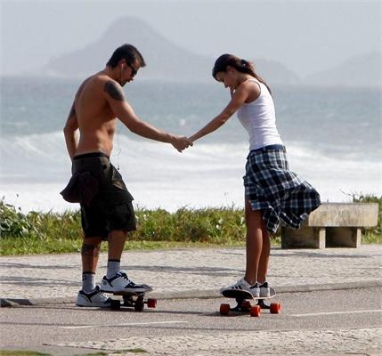 Thaila Ayala e Paulinho Vilhena protagonizaram uma cena de editorial nesse domingo, na orla da praia do Recreio, no Rio.
