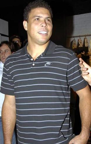Ao contrário do que muita gente anda dizendo por aí, Ronaldo Nazário não viajou nesse domingo para Tóquio. Logo depois do jogo entre Corinthians e São Paulo, o jogador embarcou para a Espanha. Glamurama descobriu que ele foi resolver problemas pessoais.