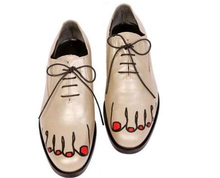 Glamurama achou superdivertido este sapato oxford da Comme des Garçons. Criativo e ousado, tem tudo para virar hit entre os modernos.