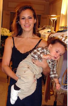 O hotel Plaza Athénée, em Paris recebe visita de celebridades.