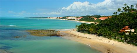 Uma das mais conhecidas casas de Arraial dAjuda acaba de mudar de mãos. O empresário João Carlos Di Gênio, dono dos cursos Objetivo e da Unip, resolveu vender seu château nas areias de Ajuda para o ex-ministro Walfrido dos Mares Guia.