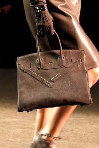 A recessão no mundo da moda parece não afetar a francesa Hermès. Depois de anunciar um crescimento recorde, e a compra da rede britânica Asprey, a Maison comandada pelo CEO Patrick Thomas volta a insistir no quesito qualidade versus quantidade.