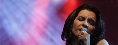 O aguardado livro Marina Lima Entre as Coisas finalmente já tem data para ser lançado. E quem conta é a própria Marina Lima!