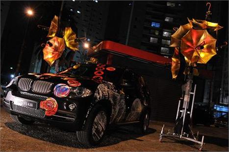 Quem chega à festa de três anos da revista “Joyce Pascowitch” logo vê uma charmosa BMW X5 toda customizada pelo artista plástico Paulo von Poser.