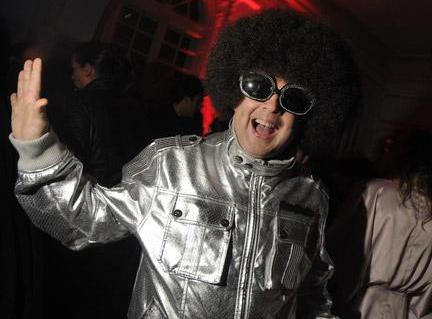 Quem acaba de assumir o comando das pick ups, na festa de três anos da revista “JP”, é o animado DJ Zé Pedro. Pra dar o start no set: “Black or White”, hit de Michael Jackson. Na sequência, Beyoncé, Spice Girls, Lady Gaga, Madonna e funk brasileiro… num