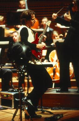 Glamurama descobriu quem vai ser o DJ que comandará o som da badalada festa da Calvin Klein neste domingo, no hotel Fasano, no Rio. Trata-se do californiano Steven Mackey.