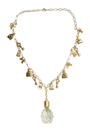 A nova coleção do Atelier Clementtina traz várias novidades em acessórios de casa e moda. Uma delas é o cordão dourado com detalhe de perfumeiro.