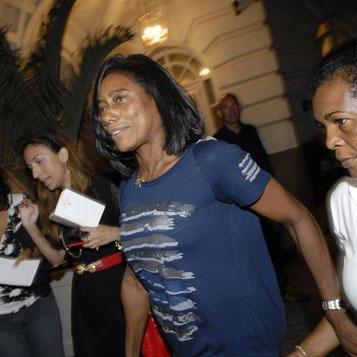 Uma das primeiras convidadas a chegar ao Copacabana Palace para o jantar do Oi Fashion Rocks, Glória Maria fala sobre Donatella Versace, Mario Testino e Mariah Carey.