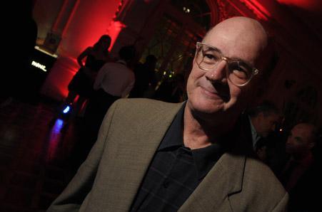 Guto Lacaz promete parar a Praça Roosevelt neste domingo, no centro de São Paulo. É ele arma uma performance artística ao vivo em um estacionamento no subsolo da praça. A intervenção faz parte do espaço Visumix, criado para as comemorações dos 20 anos d