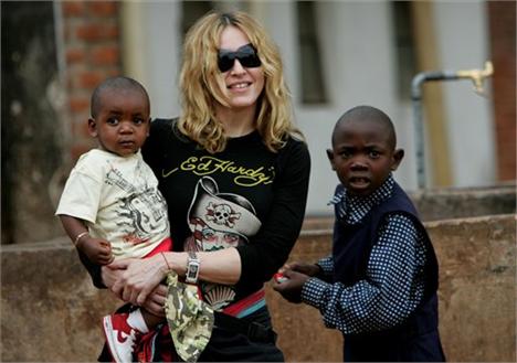 Sempre envolvida nas causas humanitárias, a diva pop Madonna não poderia deixar de se comover com o terremoto ocorrido no Haiti