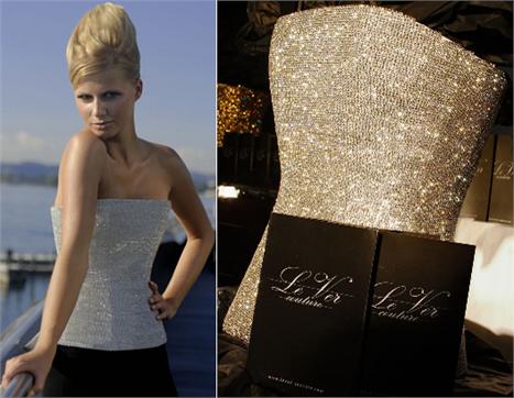 Nas últimas semanas de moda internacionais teve uma peça que fez parte de quase todas as coleções: o corsage, que voltou a ficar em voga desde que Sarah Jessica Parker usou um no filme “Sex And The City”.