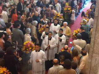 Regina Casé acaba de chegar ao Outeiro da Gloria. Ela entrou pelos fundos, desviando dos flashes dos fotógrafos. A cerimônia vai começar…