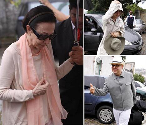 Por causa da chuva que cai no Rio neste momento, a cerimônia de renovação de votos de casamento de Regina Casé e Estevão Ciavatta deve começar com um pouco de atraso. Aos poucos, os convidados estão chegando. Glamurama, claro, acompanha tudo de perto.