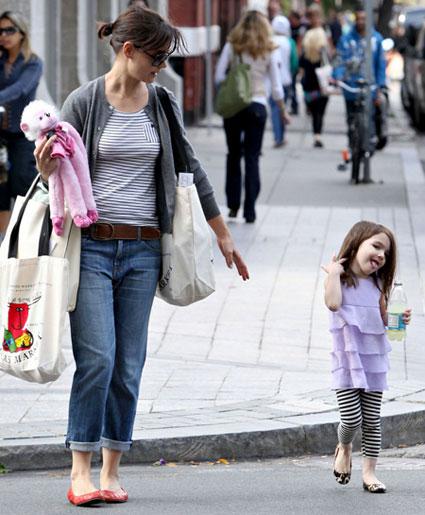 Um burburinho dá conta de que, depois de três anos de casados, Katie Holmes e Tom Cruise vão finalmente rever os contratos de casamento.