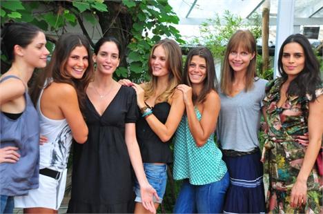 Glamurama tem a foto exclusiva da tarde de beleza que as tops Ana Claudia Michels, Cássia Ávila, Marcelle Bittar, Sabrina Gasperin, Giuliana Masiviero e Luciana Giani passaram no salão Laces and Hair, no Morumbi, com a amiga Mariana Bittencourt.