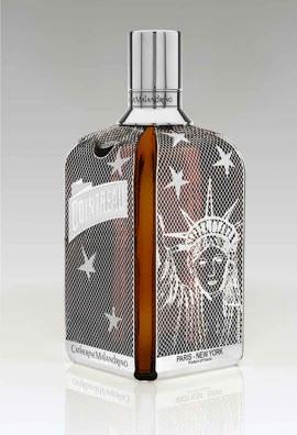 Duas marcas de luxo acabaram de fazer uma parceria. A estilista Catherine malandrino e a bebida Cointreau, criaram uma edição especial enlimitada da garrafa.