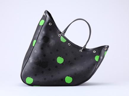 Novidade para os antenadas: a Commes des Garçons acaba de fazer uma parceria com Paul McCartney para criar uma coleção de camisetas e bolsas.