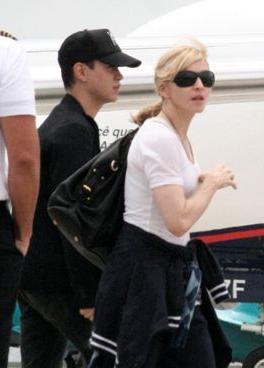 Madonna deve ter trazido comidinhas kosher e macrobióticas na bagagem.