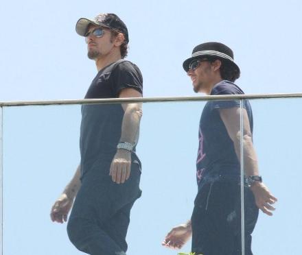 Jesus Luz vai deixar Madonna no hotel sozinha, para voltar ao estúdio da Barra da Tijuca, onde continua a gravação de uma música.