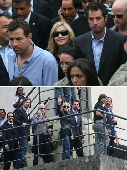 Madonna deixa o Morro Santa Marta após visita à comunidade.