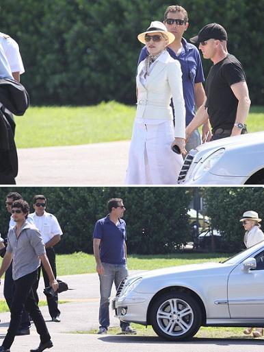 Madonna já está a caminho para aproveitar o supersol que faz em Angra dos Reis, no Rio, na tarde deste sábado.