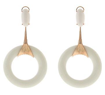 Madonna deixa o Brasil em voo comercial da TAM.