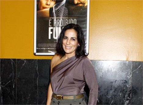 Glória Pires foi a estrela da noite de estreia do longa “É Proibido Fumar”, no Rio.
