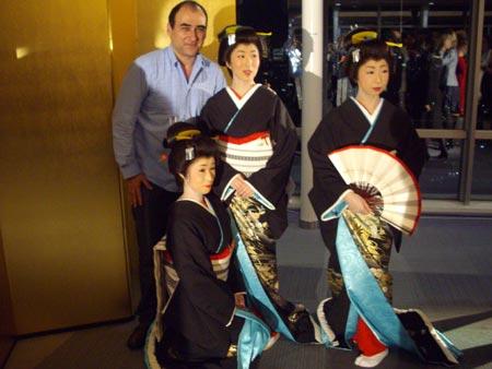 Amir Slama está no Japão coordenando um seminário de moda que visa promover o intercâmbio da área entre o país e o Brasil.