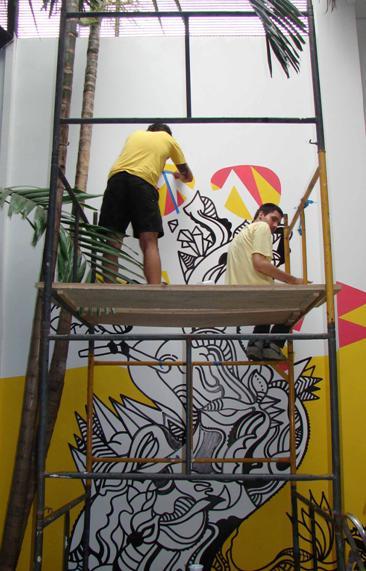 A turma do estúdio Colletivo, antenado em arte urbana, aterrisou na pop-up store da 284, nos Jardins.