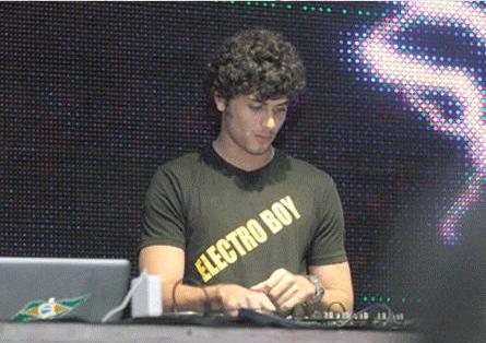 Jesus Luz cobra R$ 20 mil para tocar em festa no interior de São Paulo