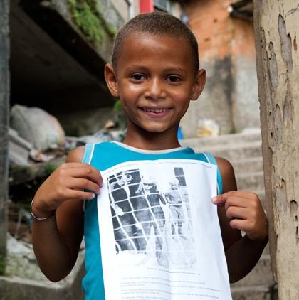 Conheça o menino que encantou Madonna, em sua passagem pelo Brasil, em novembro.